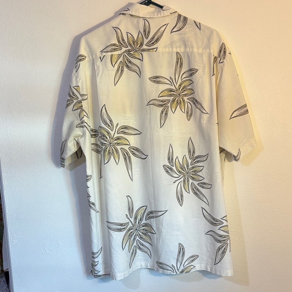 Columbia Men's White and Black XLT Floral pocket Shirt - Picture 5 of 6